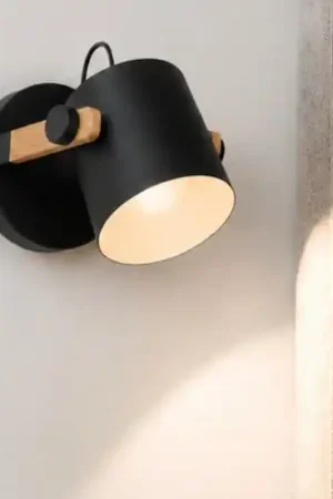 Esclusivo Applique legno e metallo nero a spot orientabile per comodino camera da letto eglo hornwood