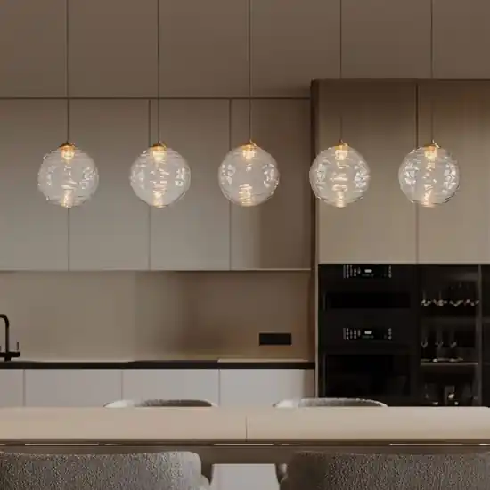 Lampadario oro con pendenti sfere di vetro ondulato trasparente per sala da pranzo Solo Oggi