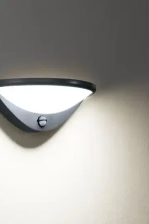 A Buon Prezzo Applique da esterno ip44 sensore di movimento e crepuscolare nera