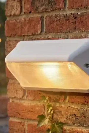Ultimissimo Modello Applique bianca per esterno con sensore crepuscolare di movimento led 7w cct ip66