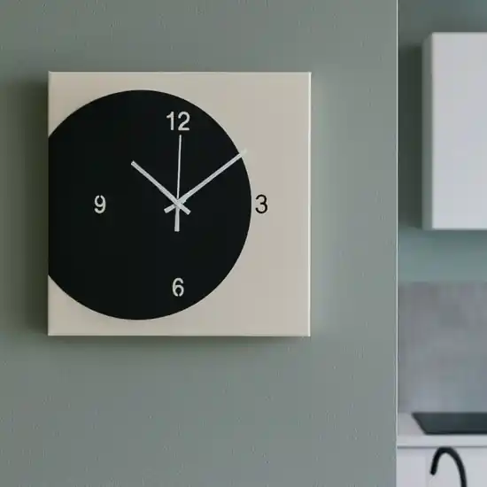 Solo Oggi Orologio quadrato da muro 28x28 cm design moderno nero e avorio