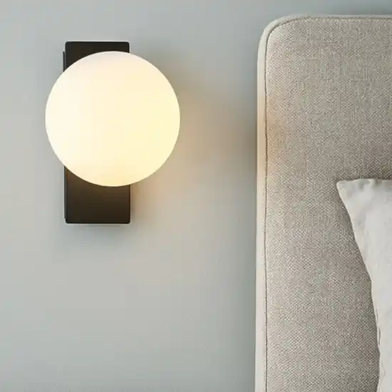 Applique camera da letto moderna 5w 3000k nero sfera vetro bianco Novità