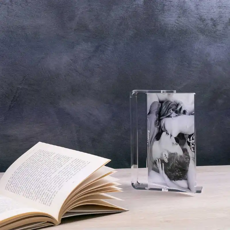 Pagamento Sicuro Portafoto da tavolo medio con struttura in in plexiglass dalle linee moderne - Foto 13x18