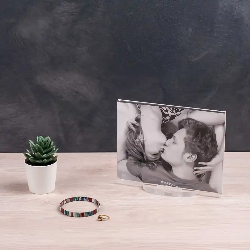 Portafoto da tavolo medio in plexiglass dalle linee moderne - Foto 15x20 Offerta Limitata
