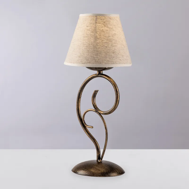 Lampada da tavolo dalle linee classiche con paralume in tessuto - 40W - IP20 Scelto Dai Clienti