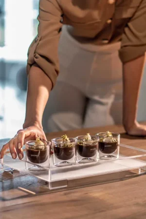 Vassoio grande dal design minimale con bordi rialzati in materiale plastico Acquista Ora