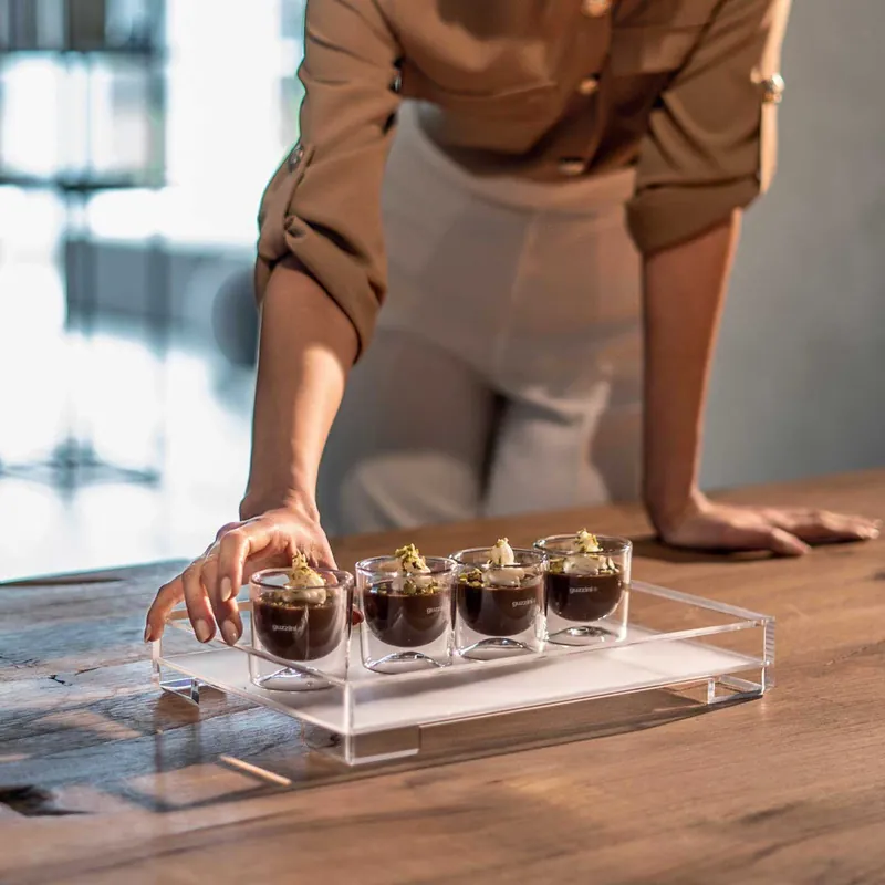 Vassoio grande dal design minimale con bordi rialzati in materiale plastico Acquista Ora