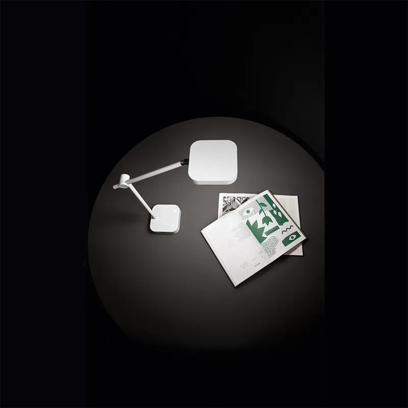 Offerta Lampo Lampada da tavolo orientabile in alluminio dal design moderno con luce a led - 8W - Lumen 580 - 3000k-4500k-6500k - IP20