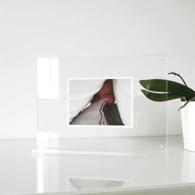 Acquista Ora Portafoto da tavolo con cornice trasparente moderna in plexiglass 30x22 - Foto 30x22