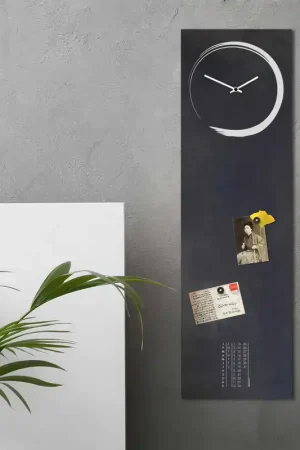 Lavagna magnetica in metallo con orologio in verticale dal design moderno Economico