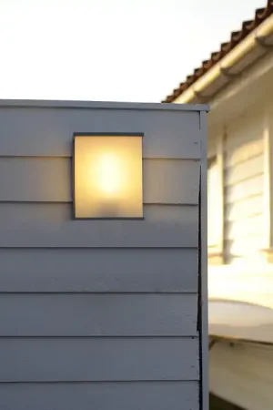 Compra Oggi Stesso Lampada da parete alta a 1 luce da esterno con struttura in alluminio a cubo - 60W - IP54