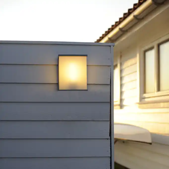 Compra Oggi Stesso Lampada da parete alta a 1 luce da esterno con struttura in alluminio a cubo - 60W - IP54