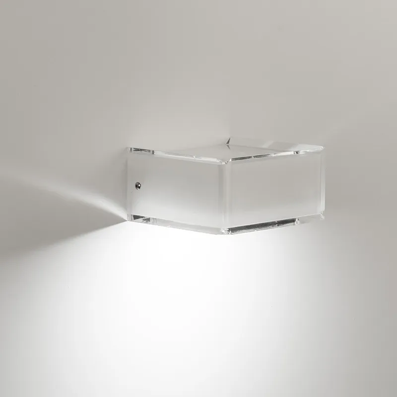 Compra Online Applique moderna con diffusore in plexiglass con 1 lampadina - 8W - IP20