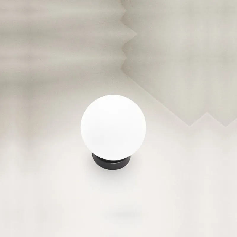 Non Perdere Lampada da tavolo piccola moderna in metallo e diffusore a bocia in vetro - 28W