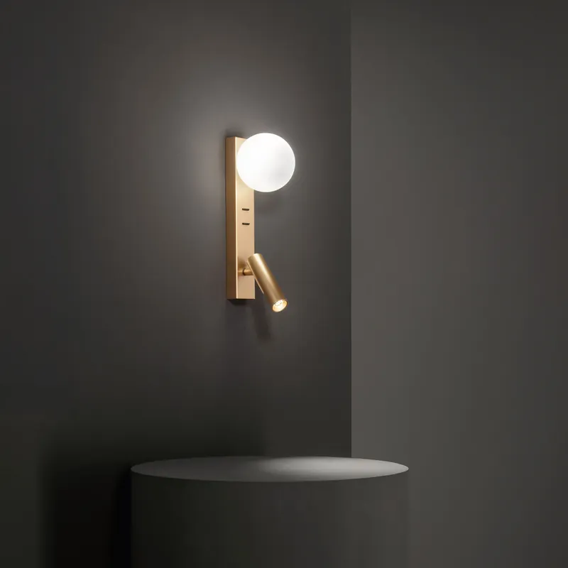 Applique a led con struttura in metallo dal design moderno e diffusore in vetro - 9W - Lumen 240 - 3000k Luce Calda - IP20 Solo Oggi