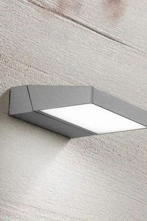 Applique da esterno a led con struttura in metallo e diffusore orientabile - 14W - Lumen 1120 - 3000k Luce Calda - IP54 Quantità Limitata
