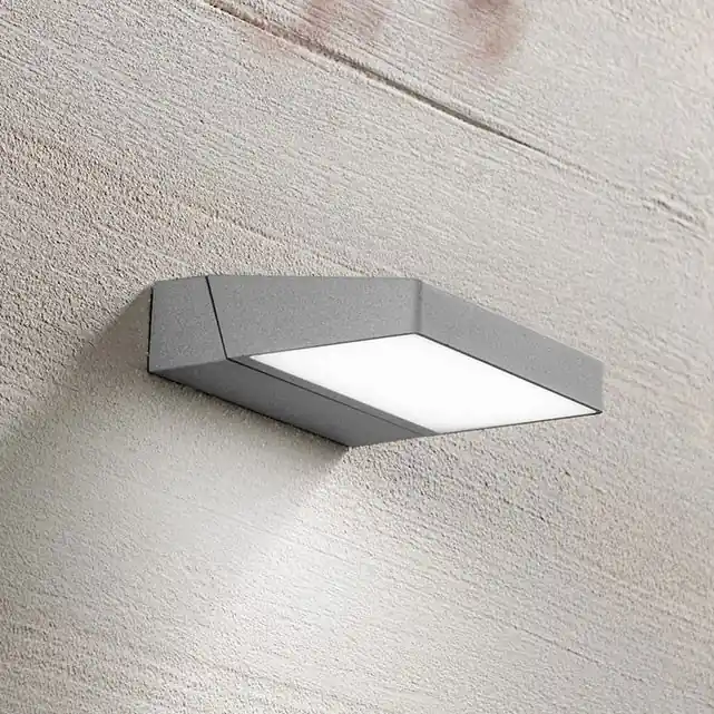 Applique da esterno a led con struttura in metallo e diffusore orientabile - 14W - Lumen 1120 - 3000k Luce Calda - IP54 Quantità Limitata