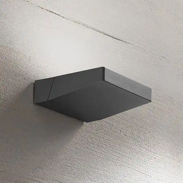 Applique da esterno a led con struttura in metallo e diffusore orientabile - 14W - Lumen 1120 - 3000k Luce Calda - IP54 Reso Gratuito