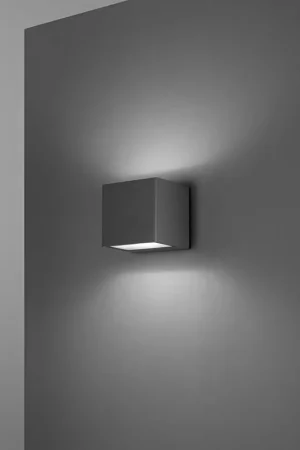 Applique a led da esterno con struttura a cubo in metallo e diffusore in vetro - 10W - Lumen 850 - 3000k Luce Calda - IP65 Ultime Pezzi