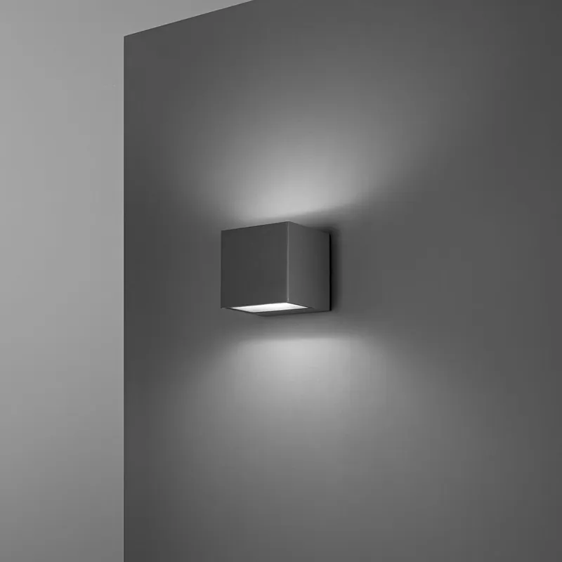 Applique a led da esterno con struttura a cubo in metallo e diffusore in vetro - 10W - Lumen 850 - 3000k Luce Calda - IP65 Ultime Pezzi