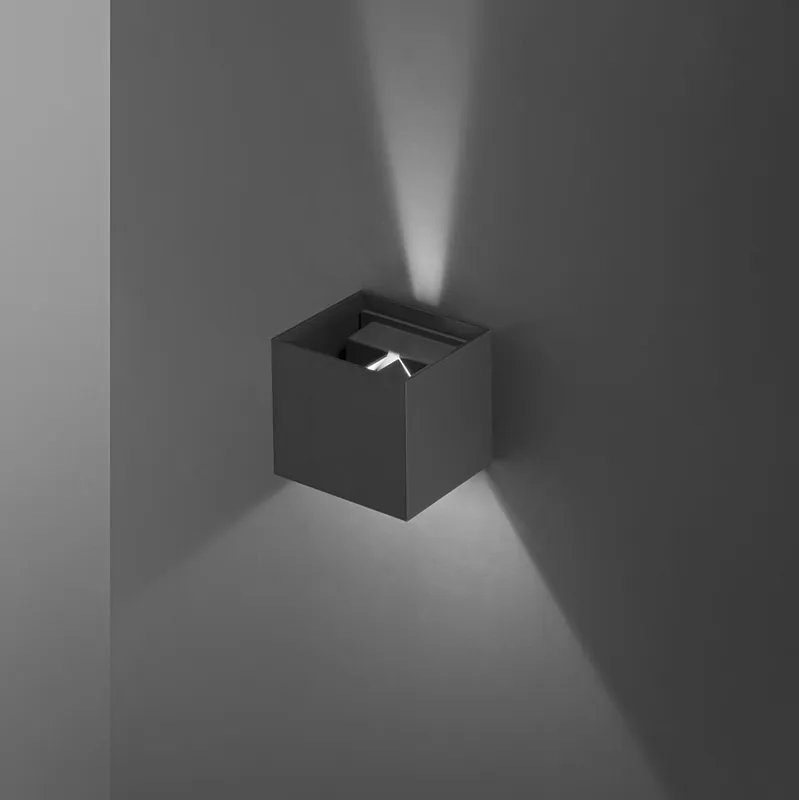 Applique a led da esterno con struttura a cubo in metallo e diffusore regolabile - 12W - Lumen 960 - 3000k Luce Calda - IP54 Subito Disponibile
