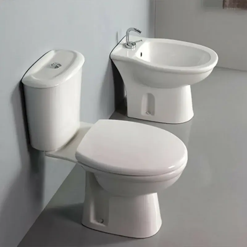 Sanitari monoblocco tradizionali con scarico a terra e copriwc Rak Karla Popolare