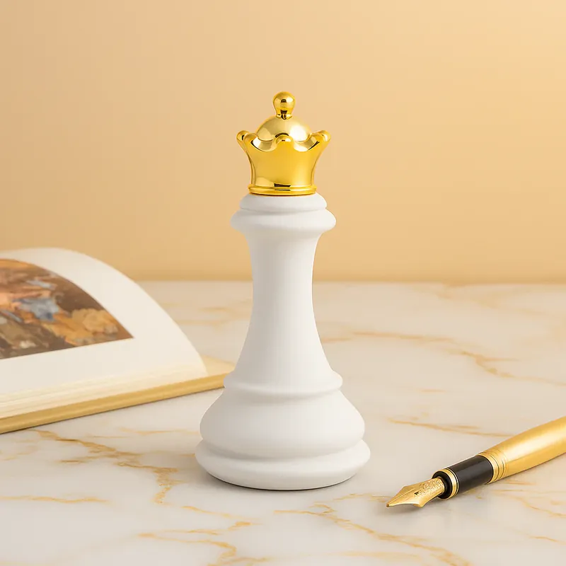 Mia Design Regina Scacchi H32 cm in Resina Bianco e Oro Ordina Subito